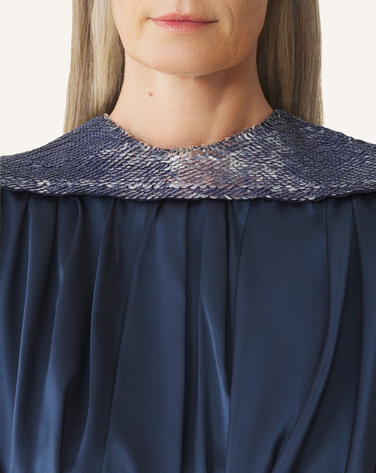 Robe À Dos Brodé En Satin De Soie Blue