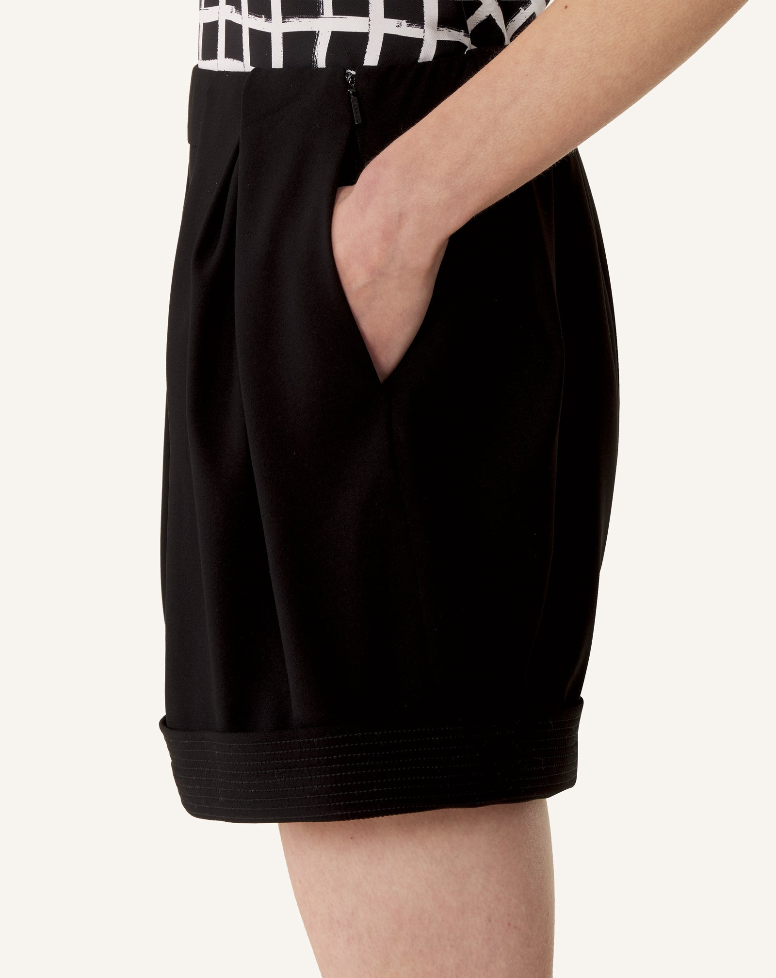Short Plissé En Crêpe Black